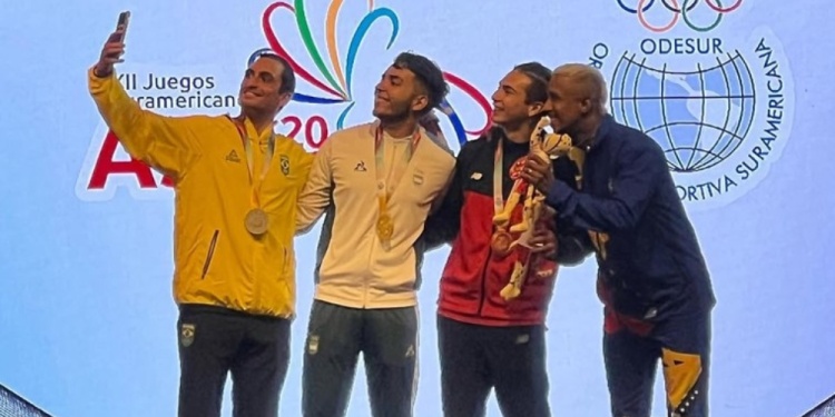 PODIO. El esgrimista Augusto Servello se alzó con la medalla dorada el lunes.