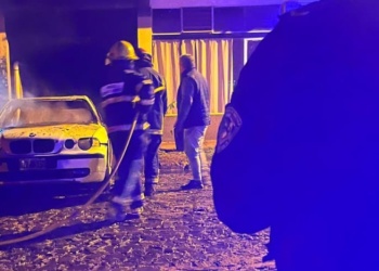 Un BMW se incendió dentro de un garaje y bomberos evitaron que el fuego avanzara