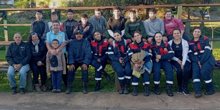 MOTIVADOS. Los vecinos de Andrade reciben la tutoría técnica que brindan voluntariamente miembros de cuarteles de jurisdicciones vecinas.