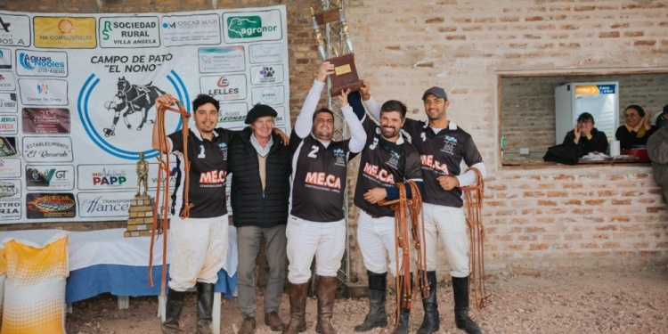 EN LO MÁS ALTO. Los representantes misioneros con el trofeo en manos.