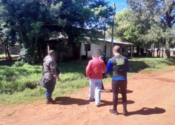 Candelaria: atrapan a dos hombres llevando plantines de cannabis sativa en plena calle