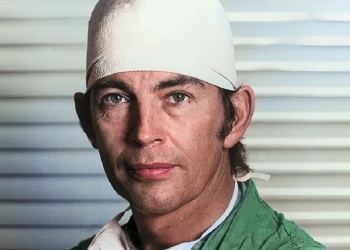 Retrato del cardiocirujano Christiaan Barnard, pionero del primer trasplante cardíaco de la historia.