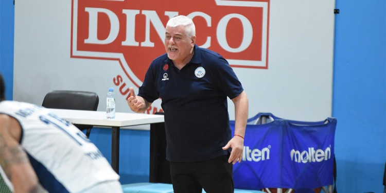 CONFIANZA. Demti y la expectativa. Está nuevamente al frente del plantel.