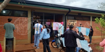PUERTAS CERRADAS. Los padres y estudiantes que buscaban reunirse con el cuerpo directivo este miércoles se encontraron con el portón de ingreso con candado.