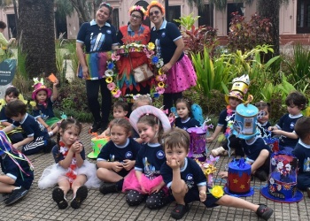 Una tradición renovada: Los EPI repartieron flores amarillas para festejar el inicio de la primavera