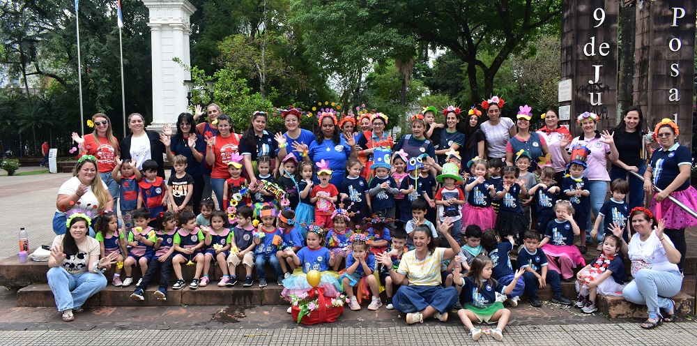 Niños de los EPI repartiendo flores amarillas en la plaza 9 de Julio