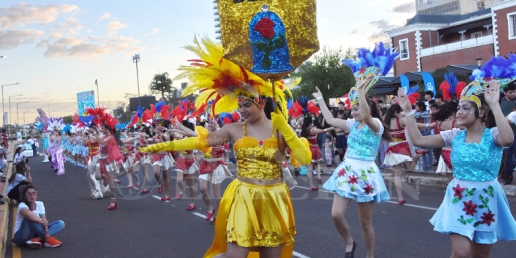 VUELVE TODA LA ALEGRÍA. Este fin de semana, los estudiantes volverán a convertir la costanera posadeña en escenario de música, baile y color con sus distintas propuestas artísticas.