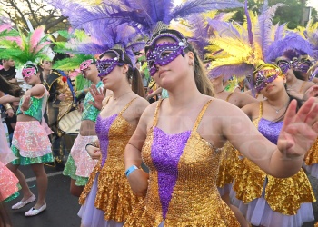 Estudiantina posadeña, con ritmo, alegría y río Paraná