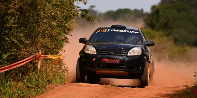 APÓSTOLES. El Campeonato Misionero de Rally de la AMPYNAR comenzó a fondo su 5ta. fecha, con el dominio absoluto de Gabriel Vidal Rodríguez-Aitor Zugasti con el Ford Ka Viral.
El binomio posadeño ganó las cuatro especiales de la etapa con un acumulado de 26m40s5 para llevarse la etapa 1 de la general y la potente categoría Hibridos. Manejó su potencial tras el abandono de Maicon Paulus por rotura de motor.
Segundo en la general el Toyota Yaris de José Leiva con 28m08s7 y tercero, el líder de la categoría RC5, Alejandro Repula con 28m10s2.
Lacheski, la sorpresa
Maximiliano Lacheski tomó la posta de piloto luego de tanto tiempo de navegante con el auto campeón de Pauly Koch, menuda responsabilidad, pero realmente tuvo un andar de menos a más junto a su navegante Francisco Trassel.
Con el Gol dominaron el GA, una de las más potentes del Rally Misionero.
Las primeras especiales fueron dominadas por el gran campeón Pauly Koch, pero en el Pc3 el Gol lo dejó fuera de la etapa por un percance mecánico.
Ahí la lucha fue cerrada con Lacheski, Alcaraz y Schmit. Finalmente, Maxi Lacheski se quedó con el etapa con 28.17,6, a 1s,8 de Alcaraz, una categoría que se definirá sin dudas en los últimos metros de la última etapa.
En la RC 5 fue absoluto lo de Alejandro Repula, en su regreso a bordo del Renault Clío junto a su hijo Fran Repula, segundo y haciendo “negocio” por los puntos quedó Enzo Dos Santos, el líder sumando puntos por el campeonato, y tercero fue Kevin Johnson en su debut en el Rally Misionero.
En la N2 otro amplio dominador es Alexis Stahl con el Ford Ka, segundo Fabio Bloch y tercero, Gabriel Cabral.
En AZ, el líder es el piloto de Alem, Maxi Isanbizaga, seguido a 7 segundos por Diego Müller.
La N6 es todo del binomio local, José Boni-Mariana Boni con el Fiat Regata, que tuvo un inicio redondito para plasmar la victoria y sumar los primeros puntos del finde y dejar atrás a su rival del campeonato, el líder Sebastián Otto, a 22,9.

Intenso calor
Los binomios llegaron exhaustos con el intenso calor de más de 30 grados en la capital de la yerba mate, donde los motores sufrieron sin dudas.
Hubo, en ese sentido, varias roturas, como la de Paulus, Zarza, Poshka entre otros.
Para este domingo más de 35 grados indican los pronósticos, con sol a pleno para que también el público lo pueda disfrutar, sin lugar a dudas, con el gran espectáculo que brinda el Campeonato Misionero de Rally.
El gran protagonista de la primera etapa, Gabriel Vidal Rodríguez contó sus sensaciones luego de la carrera: “Obvio que con el lamentable abandono de Maicon (Paulus) cambiaron los planes. Pero nosotros vinimos hacer nuestra carrera, teníamos nuestra estrategia, ser inteligentes a la hora de encarar cada tramo, y que a veces la pasión por acelerar no te lleve a cometer errores. Los caminos estaban hermosos, me sorprendieron en algunos sectores. Había mucho público, seguro mañana (por hoy) va a haber más esperando un lindo cierre” dijo el campeón vigente de Hibridos tras la llegada en el Parque de Servicios de la Expo Yerba donde se concentran los autos y los protagonistas.