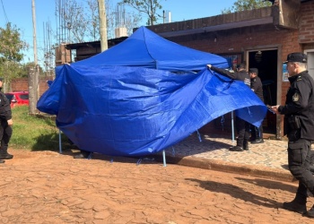 Investigan la muerte de un hombre en una vereda de Garupá: tenía lesiones en brazos y piernas