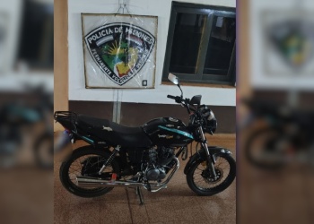 Hacía “wheelie” por la Cocomarola, vio a la Policía y abandonó la moto
