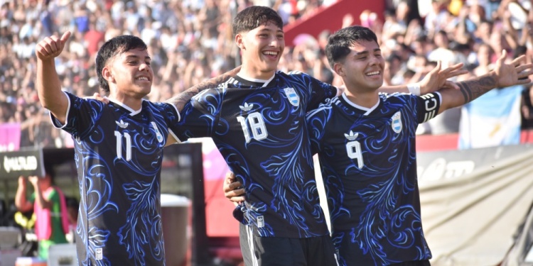 FESTEJO. Jaini, con la 11, celebra con sus compañeros el único gol del partido frente a Uruguay.