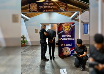 Se escondió dentro de un tambor con agua para evitar que lo detuviera la Policía