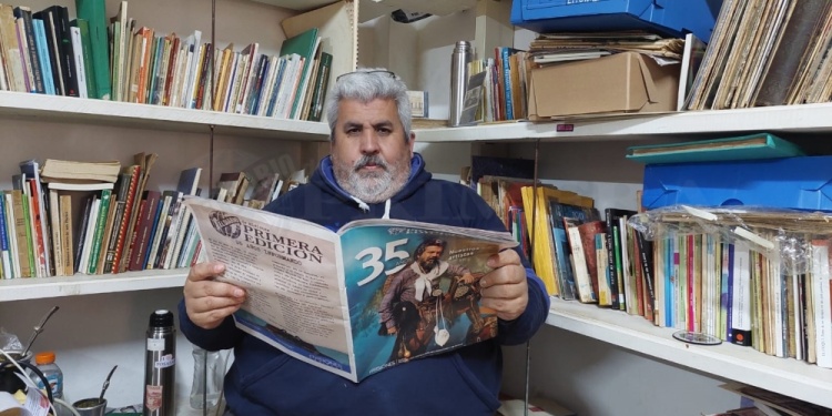 MEMORIA. Leo Duarte repasa el anuario por el aniversario de PRIMERA EDICIÓN, en una escena que reúne dos formas de preservar la historia:los libros y la memoria periodística de Misiones.