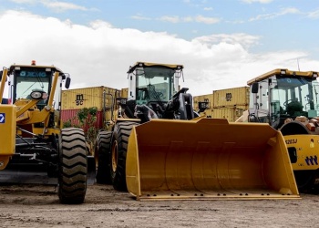 Misiones formalizó el nuevo esquema de créditos para que los municipios compren maquinaria vial