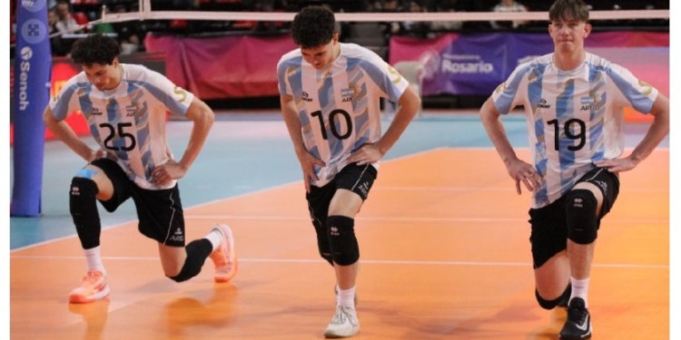 PRESENTES. Los misioneros Gustavo Maciel (25) y Leandro Klaczynski (19) debutaron con victoria en la presentación Argentina ante Bolivia en estos Suramericanos.