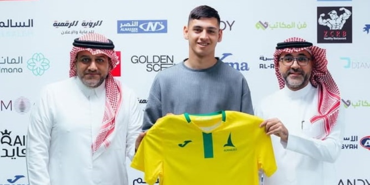 PRESENTACIÓN. Mateo Benegas junto a las autoridades del club árabe.