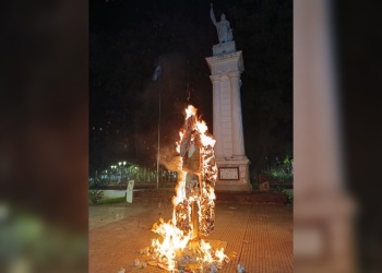 Quemaron un muñeco de Milei en la plaza 9 de Julio durante una protesta contra su visita a Misiones