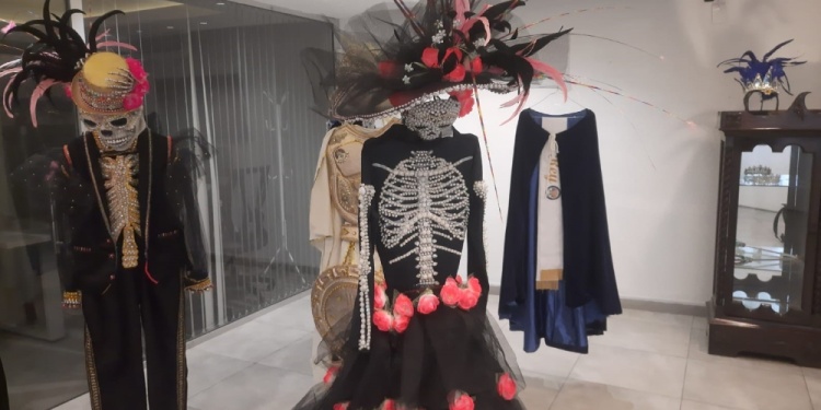 CELEBRACIÓN A NIVEL NACIONAL. Trajes, fotografías y registros históricos reconstruyen en Buenos Aires el universo creativo de la Estudiantina posadeña y ponen en valor una fiesta que se renueva, a través de las generaciones.