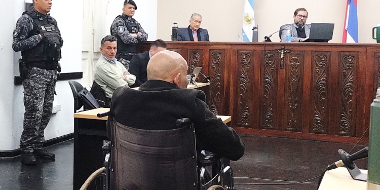 TESTIMONIO. Osvaldo Amarilla (silla de ruedas) declaró ayer ante la mirada firme del acusado.