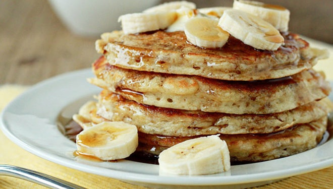 Con apenas dos ingredientes principales y unos minutos de cocción, es posible preparar un Pancakes de banana sin harina dulce, húmedo y esponjoso.
