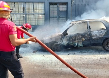 Se incendió un auto en plena avenida de Posadas
