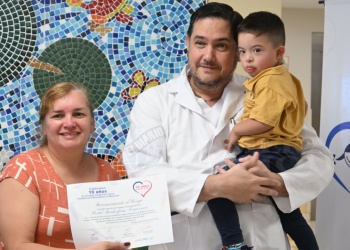 Quince familias volvieron a encontrarse con los médicos que operaron a sus hijos