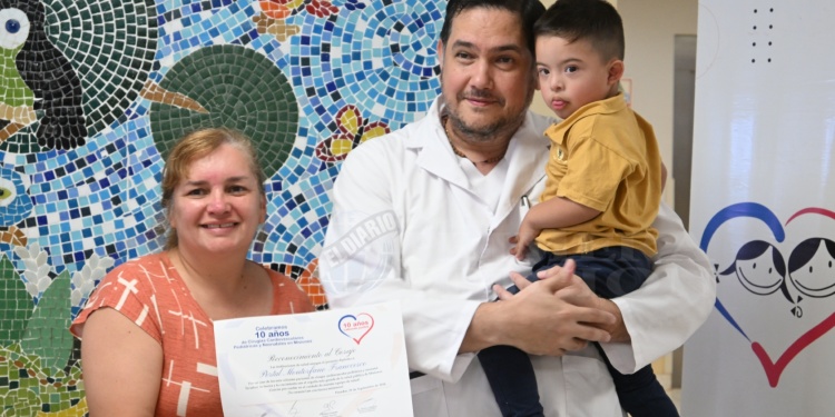 GRATITUD. Rosana y Franccesco recibieron el reconocimiento de manos del doctor Niveyro.