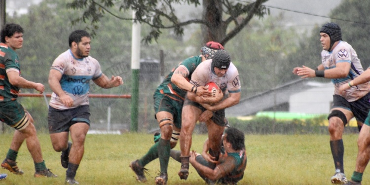 SIN TREGUA. Lomas y Sixty jugaron ayer bajo un diluvio por el Regional B.