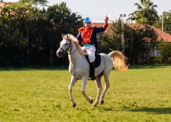 Contar la historia: profesor caracterizó a San Martín en su caballo blanco