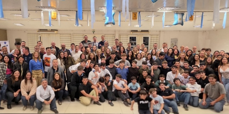 DESPEDIDA. Más de 150 personas, entre jugadores, staff y familiares, participaron en la cena que se llevó a cabo el pasado lunes en la sede del club, en la antesala del viaje de la delegación./ Foto Tacurú