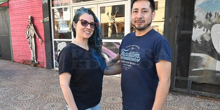 LEGADO FAMILIAR. Tania Rosa junto a su pareja, Rafael García, frente al Centro Artístico Mandové. Ambos mantienen vivo el legado de Buki Rosa e invitan a celebrar los 20 años del espacio este domingo, a las 20, con una función a la gorra.