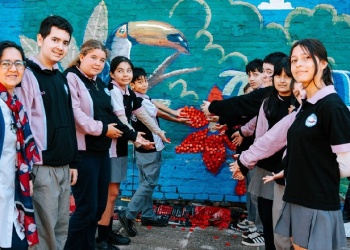 Alumnos de primera, partícipes de un mural artístico elaborado con 25 mil tapitas recicladas