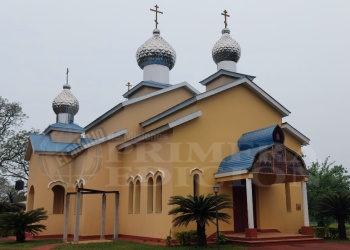 Tres Capones: la Iglesia Ortodoxa, las cúpulas plateadas y la campana del Zar