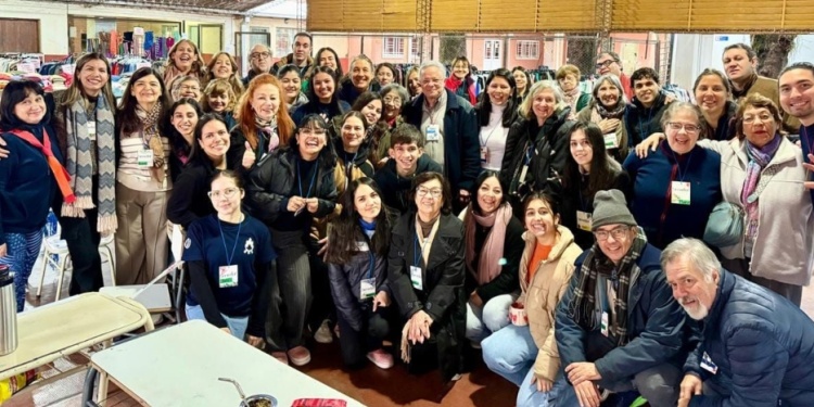 HAY EQUIPO. Los voluntarios invitaron a toda la comunidad de Posadas a sumarse con donaciones de indumentaria y calzados para todas las edades y también con diferentes artículos de bazar, siempre que se encuentren en buen estado. / Foto gentileza M.B