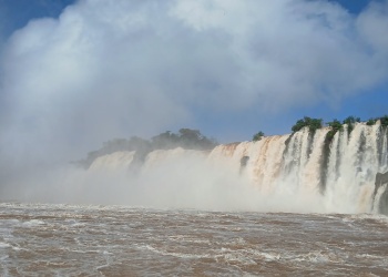 El caudal del río Iguazú transforma las Cataratas y sorprende a los turistas: “Son súper imponentes”
