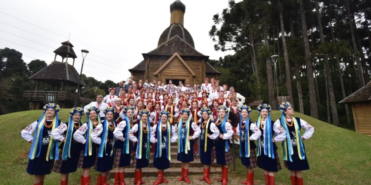 RAÍCES QUE TRASCIENDEN. Integrantes de los ballets Zirka y Vesely Chasy, junto a otros miembros de la Asociación Ucraniana 27 de Agosto, participaron del encuentro cultural en Curitiba, Brasil.