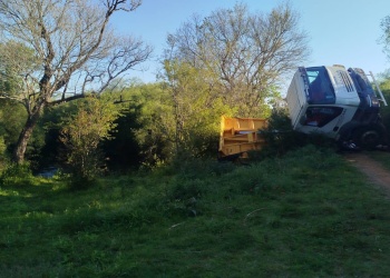 Un camión cayó a un arroyo tras ceder un puente de madera en Apóstoles