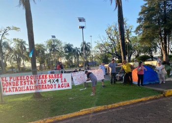 Vecinos de Puerto Piray acampan para exigir que el agua sea potable