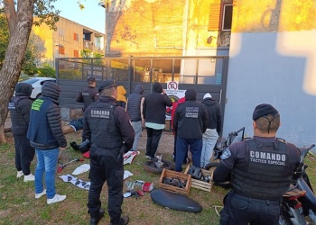 Cinco detenidos, armas, una moto robada y casi medio kilo de cocaína en la chacra 138