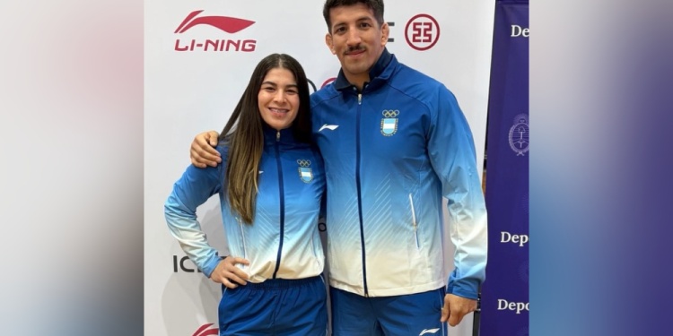TODO LISTO. Amarilla y Báez, ayer en el CeNARD; con la indumentaria oficial.