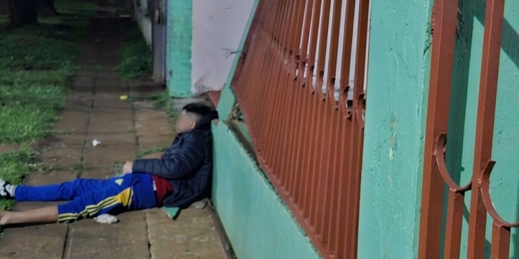 MALHERIDO. La víctima momentos después de ser embestido por un vehículo en el barrio A3-2 de Posadas.