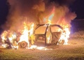 Susto en Campo Viera: escuchó una explosión y encontró su auto en llamas