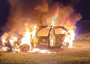Susto en Campo Viera: escuchó una explosión y encontró su auto en llamas