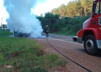 Auto en llamas sobre la Ruta 12: tres ocupantes lograron salir a tiempo