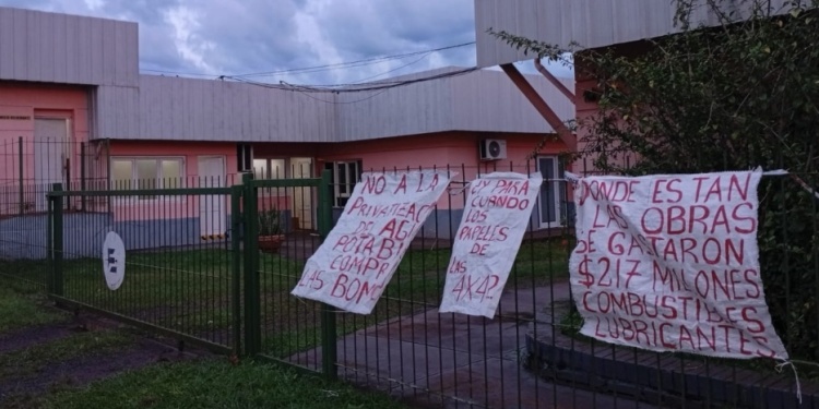 CARTELES FRENTE AL CONCEJO. Los vecinos también ingresaron al recinto exhibiendo los escritos como señal de protesta, en plena sesión.