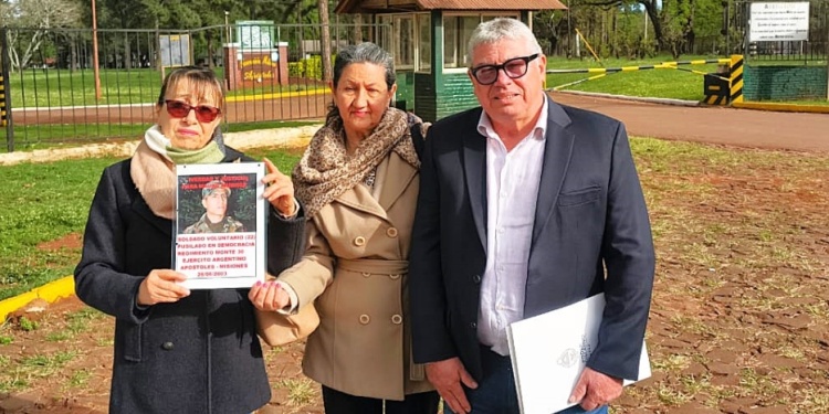 INQUEBRANTABLE. Susana Pintos, madre de Mauro, fue acompañada por Eugenia Vázquez Cristaldo, del Programa Nacional de Lucha contra la Impunidad ,y Horacio Gómez, Comisión de Derechos Humanos de la Legislatura de Chaco durante la pericia del jueves pasado.