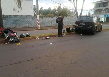 Una motociclista sufrió una fractura expuesta tras ser embestida por una camioneta