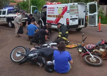 Fuerte choque entre motos en Jardín América resultó con un adolescente y dos adultos lesionados