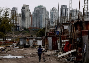 La Argentina se concentra en la base: advierten que el 78% de los hogares está de la clase media baja hacia abajo